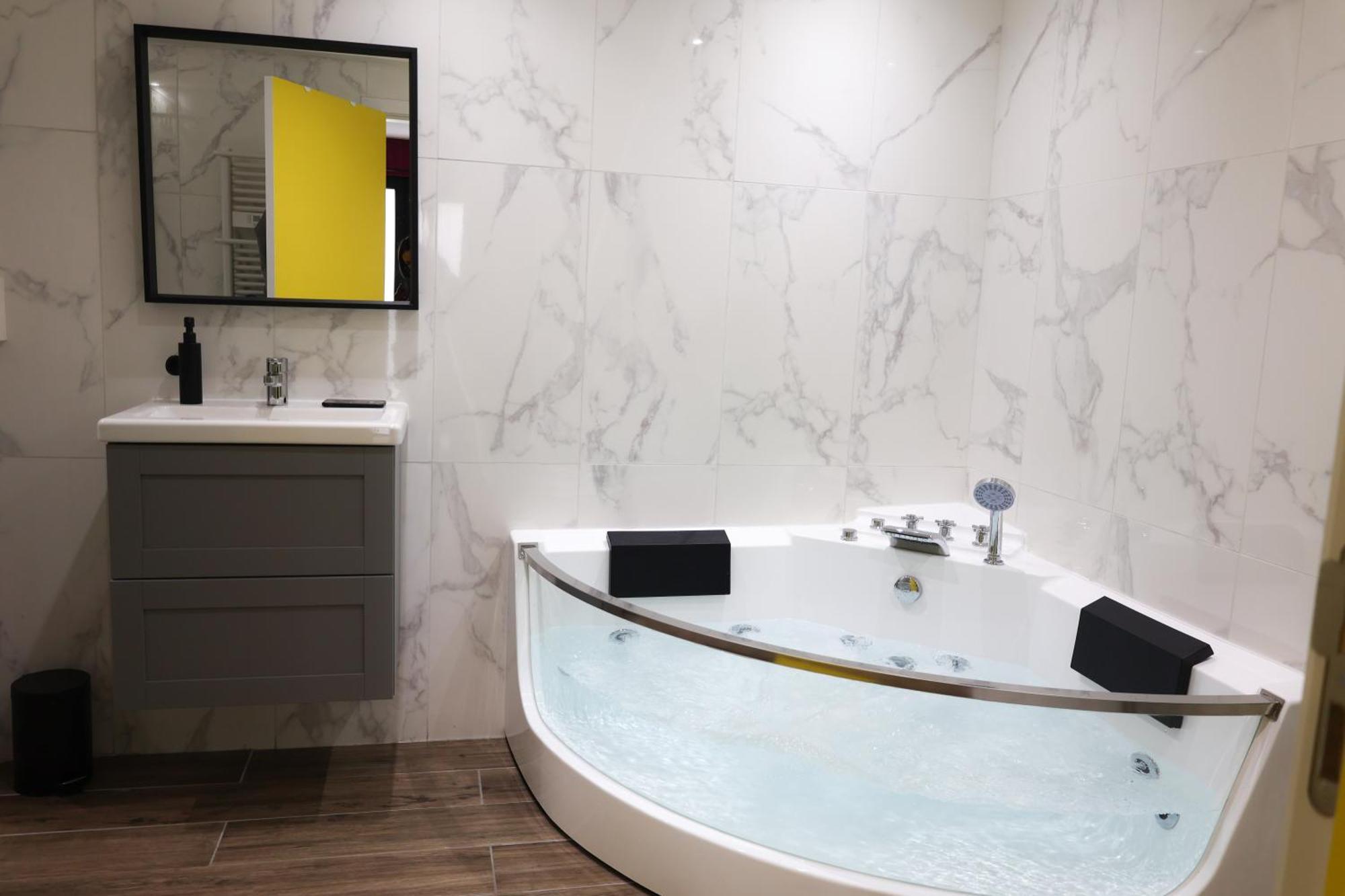 Capsule Groovy-Jacuzzi-Sauna-Billard-Netflix- Nintendo Switch & Jeux Mons Exterior foto